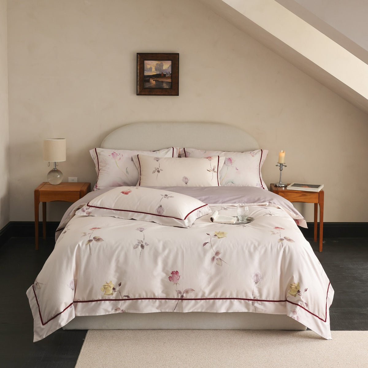 Seidiger Baumwollsatin-Bettbezug-Set mit aquarellierten Tulpen und Kontrastpaspel