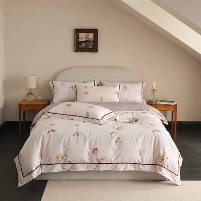 Seidiger Baumwollsatin-Bettbezug-Set mit aquarellierten Tulpen und Kontrastpaspel