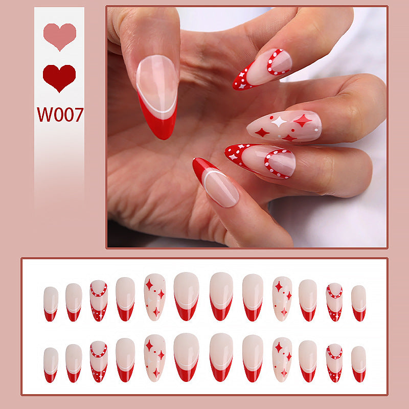 Kunstvolle Nagelspitzen mit Herz-Design Brehn