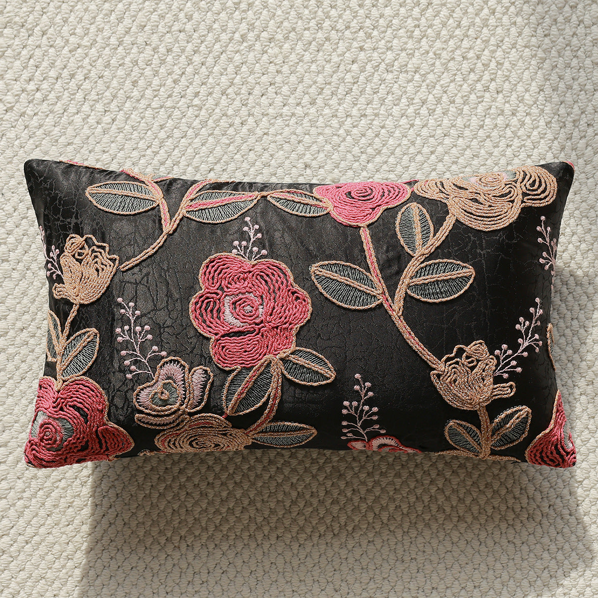 Exquisites Dekorationskissen mit floralem Stickdesign
