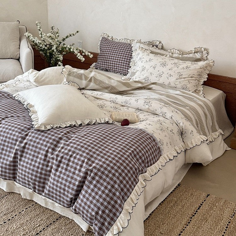 Patchwork-Bettgarnitur im Vintage-Landhausstil mit Volant und Spitzenkante