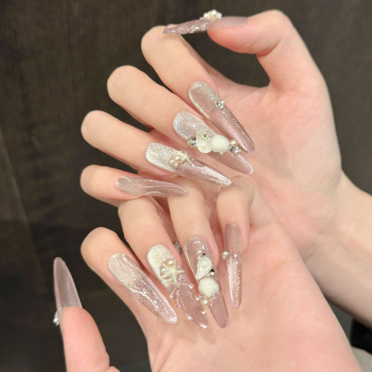 Dekoratives Press-On Nagelkunstset mit von Ozeanen inspirierten Muschel- und Perlenakzenten