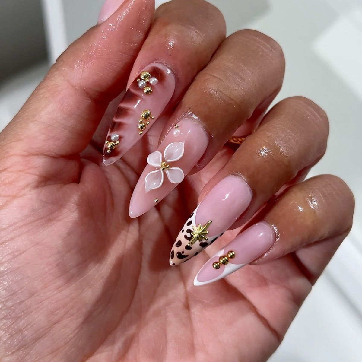 Kunstnagelset mit glamourösen Akzenten und floralen Verzierungen Brehn