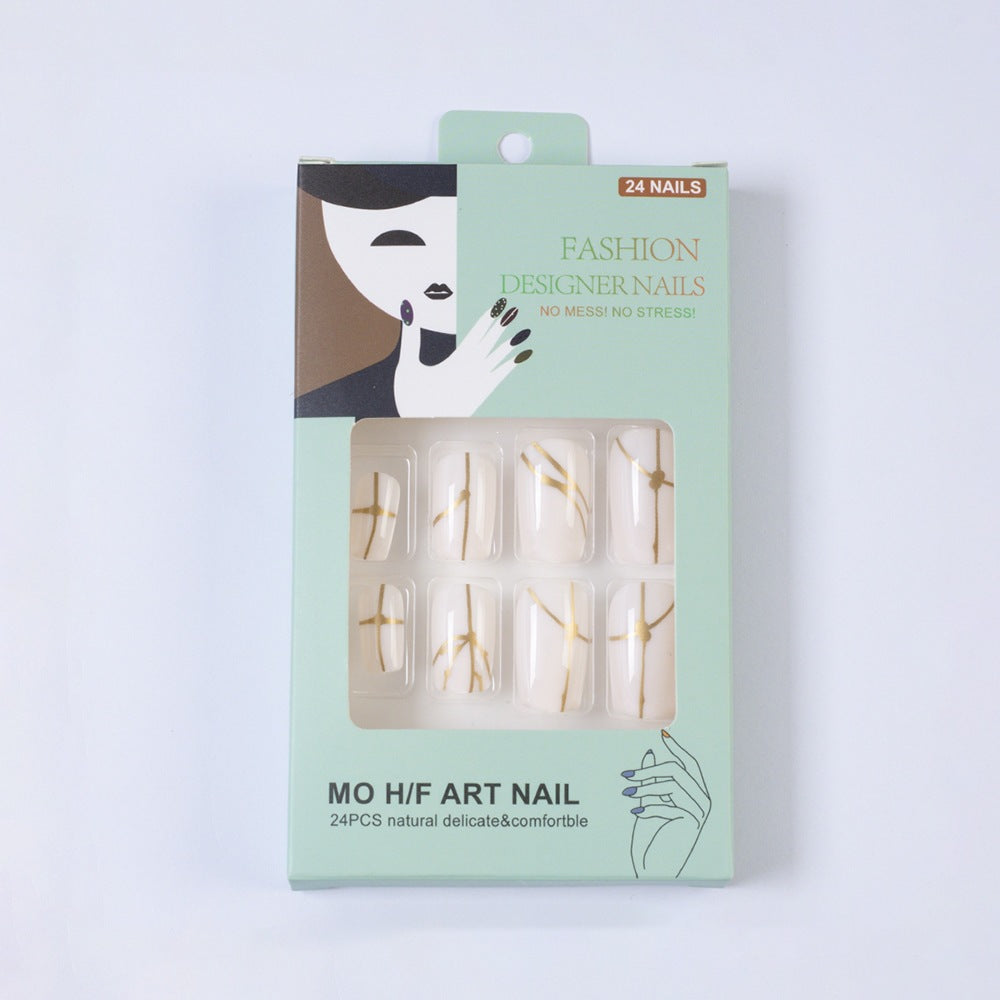 Kunstnägel mit elegantem goldenen Linienmuster Brehn