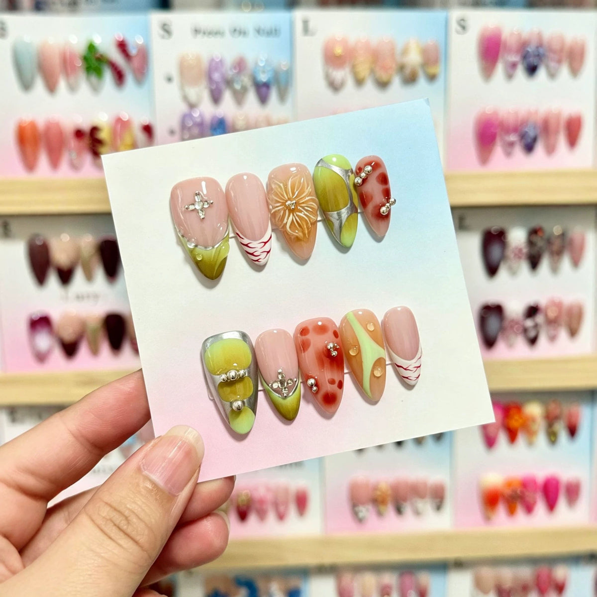 Künstlerisches Press-On-Nagelset mit dekorativen floralen und Juwelenelementen