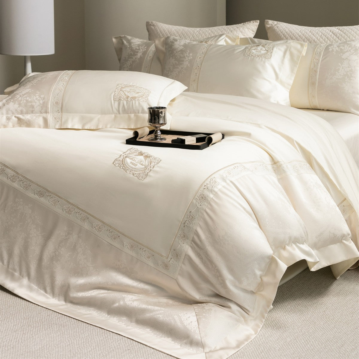 Luxuriöses Besticktes Satin-Jacquard Bettbezug-Set mit Medaillon und Spitzenrand