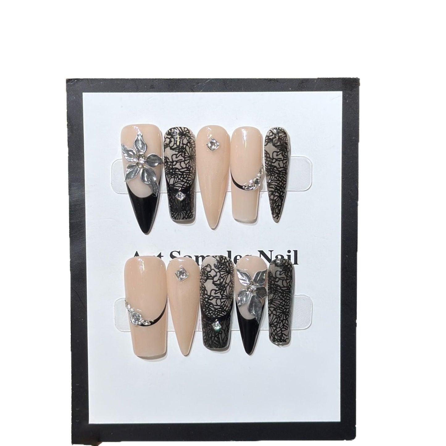 Künstlerisches Stiletto Press-On Nagelset mit floralen und geometrischen Akzenten Brehn