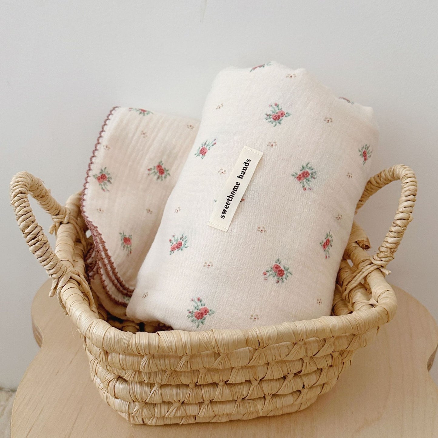 Unisex Musselin-Decke mit zartem Blumendesign und eleganten Rüschen Brehn