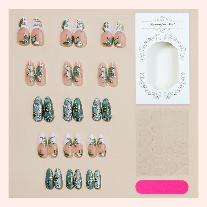 Kunstnagel Set mit floralen Designs und 3D-Akzenten Brehn