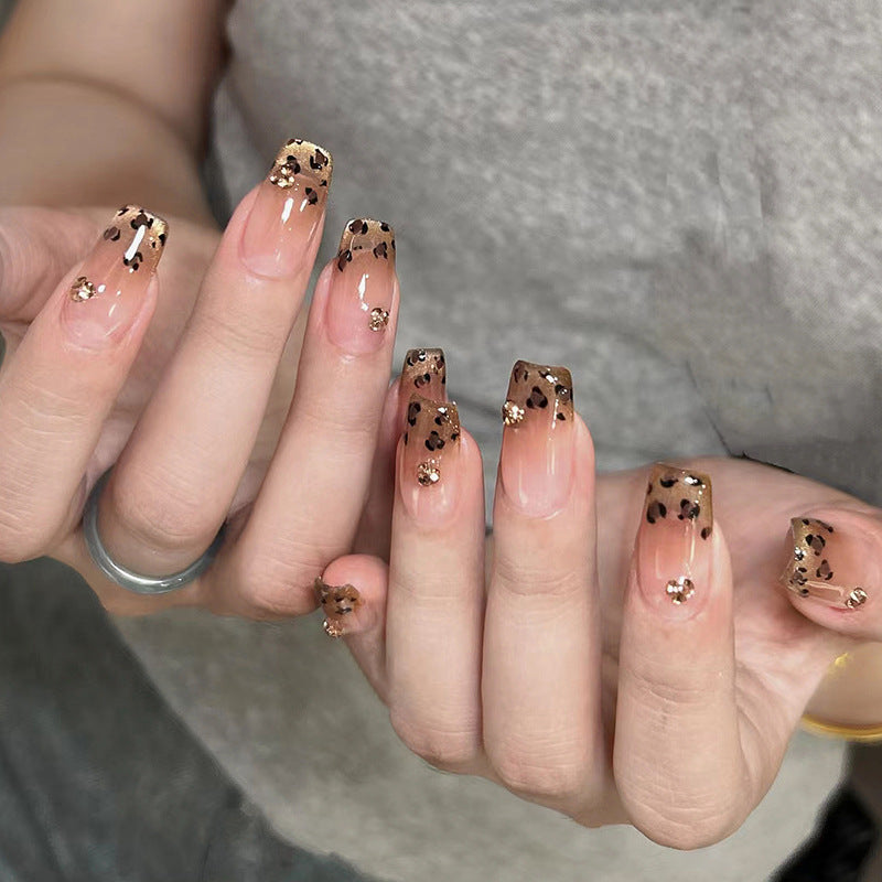 Kunstnägel mit Schimmerndem Leopardenmuster und Eleganten Akzenten Brehn
