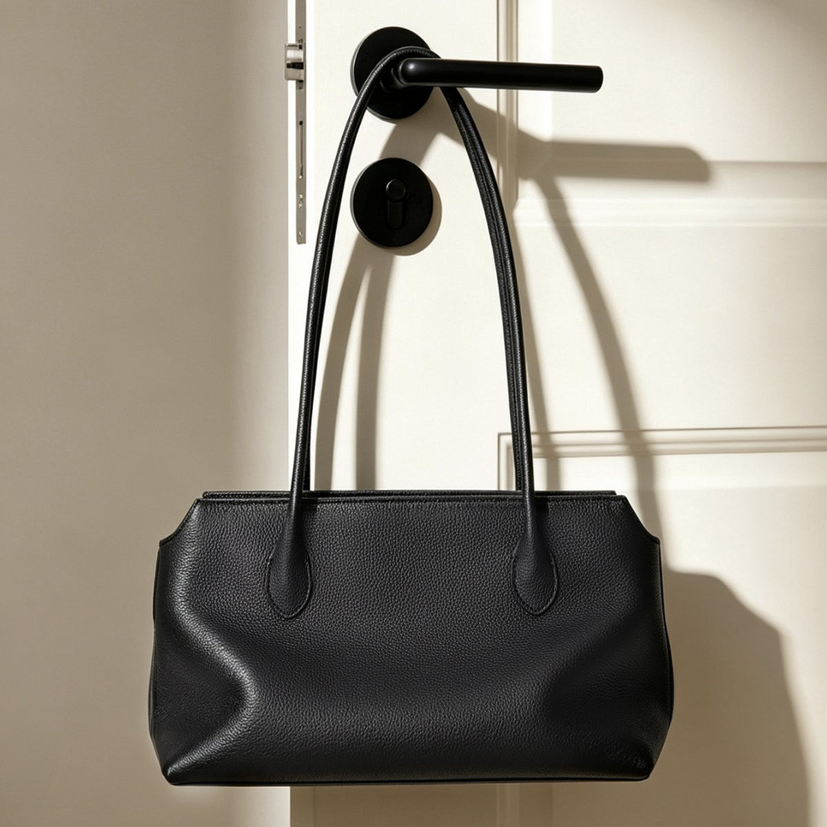 Slim rechteckige genoppte Tasche mit verlängerten Schultergurten