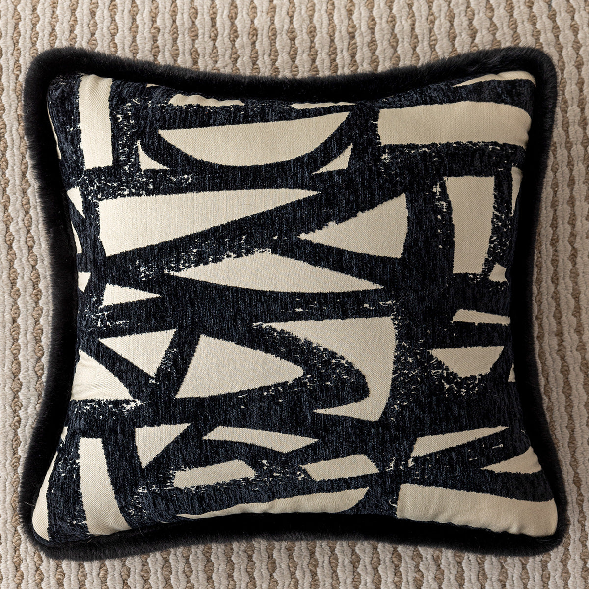 Designer Dekokissen mit abstraktem Muster