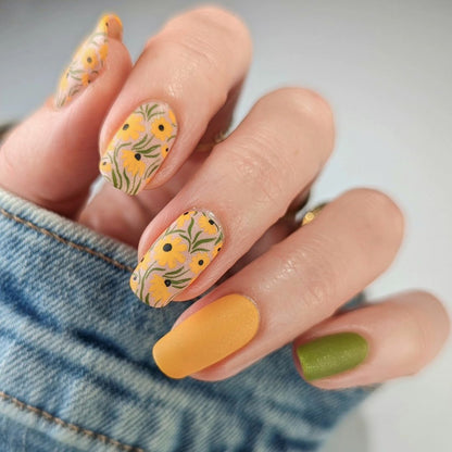 Kunstvolle Nagelverlängerungen mit floralen Designs und kreativen Farbakzenten Brehn