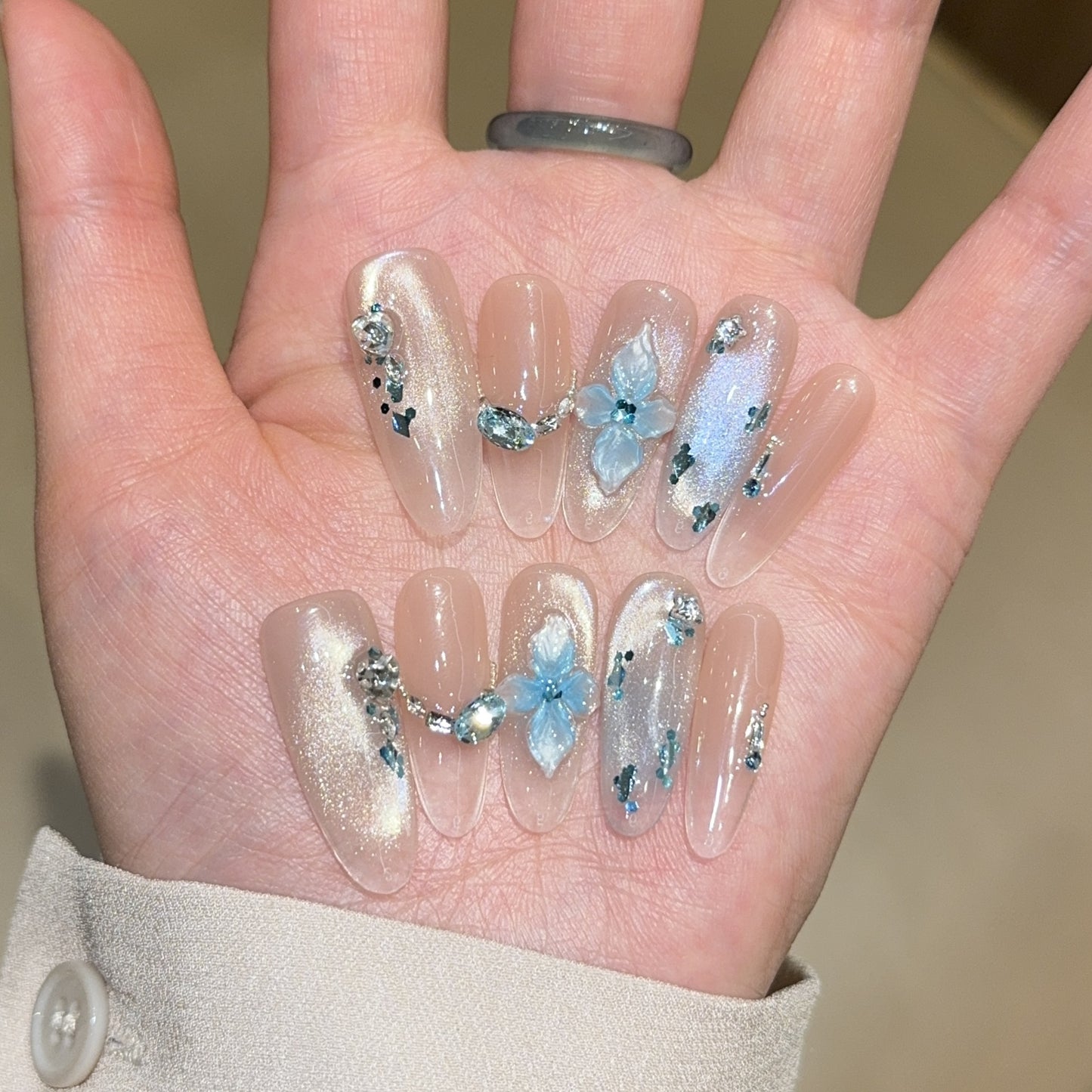 Kunstnägel mit Einzigartigem Blumigen Design und Glitzerakzenten Brehn