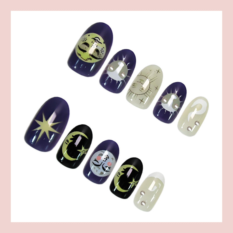 Kunstnagelset mit himmlischen Motiven und glamourösen Details Brehn