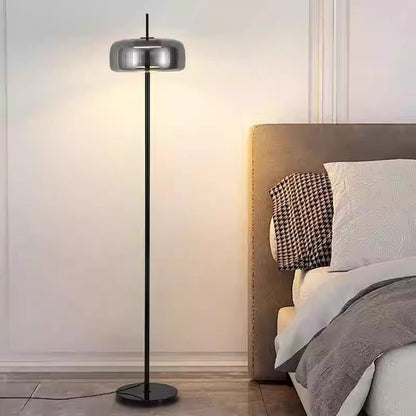 Minimalistische Stehlampe mit transparentem Schirm