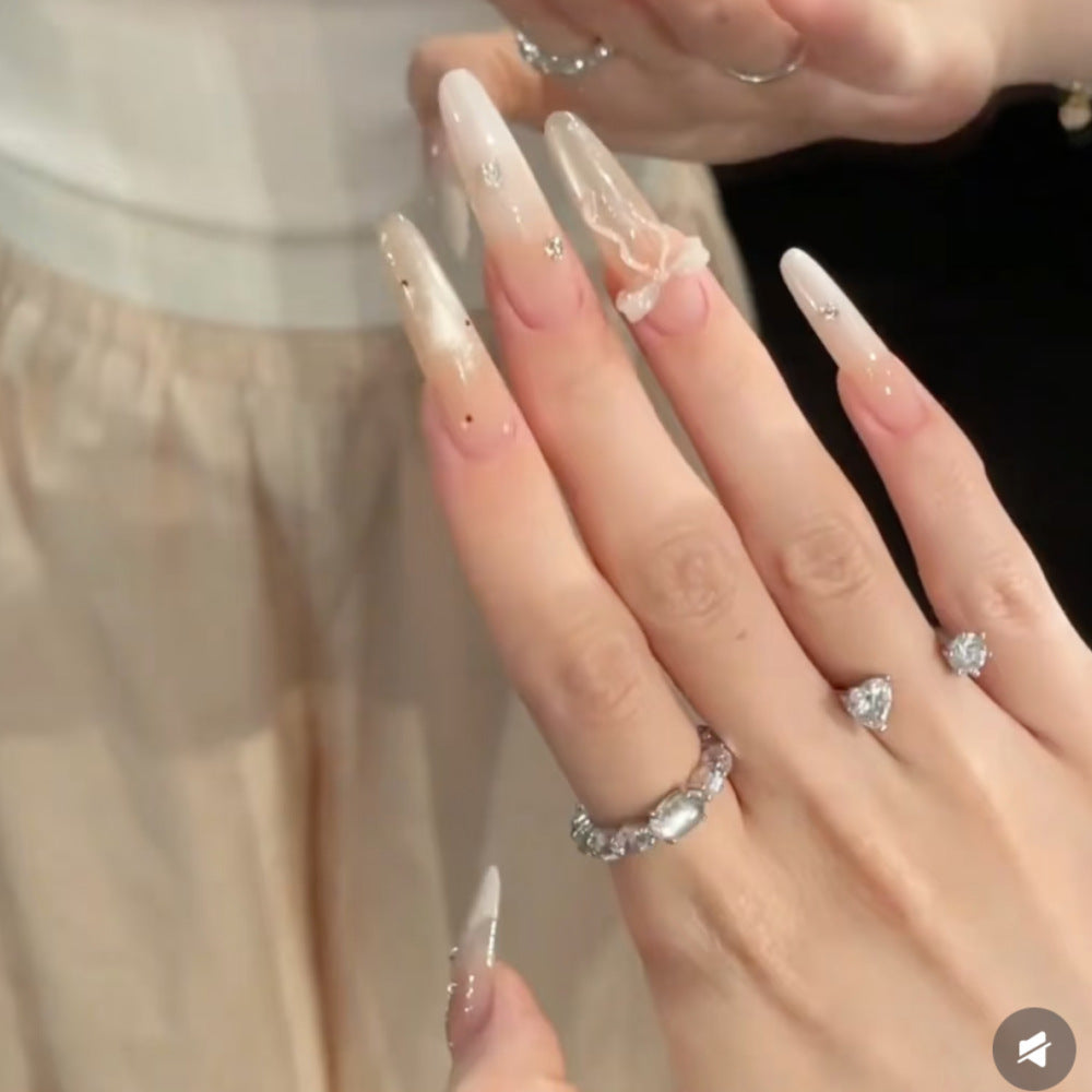 Künstlerische Stiletto Press-On Nail Set mit dekorativen Akzenten Brehn