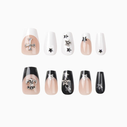 Kunstvolle Nagelkunst mit Sternenmotiven und Glitzerakzenten Brehn