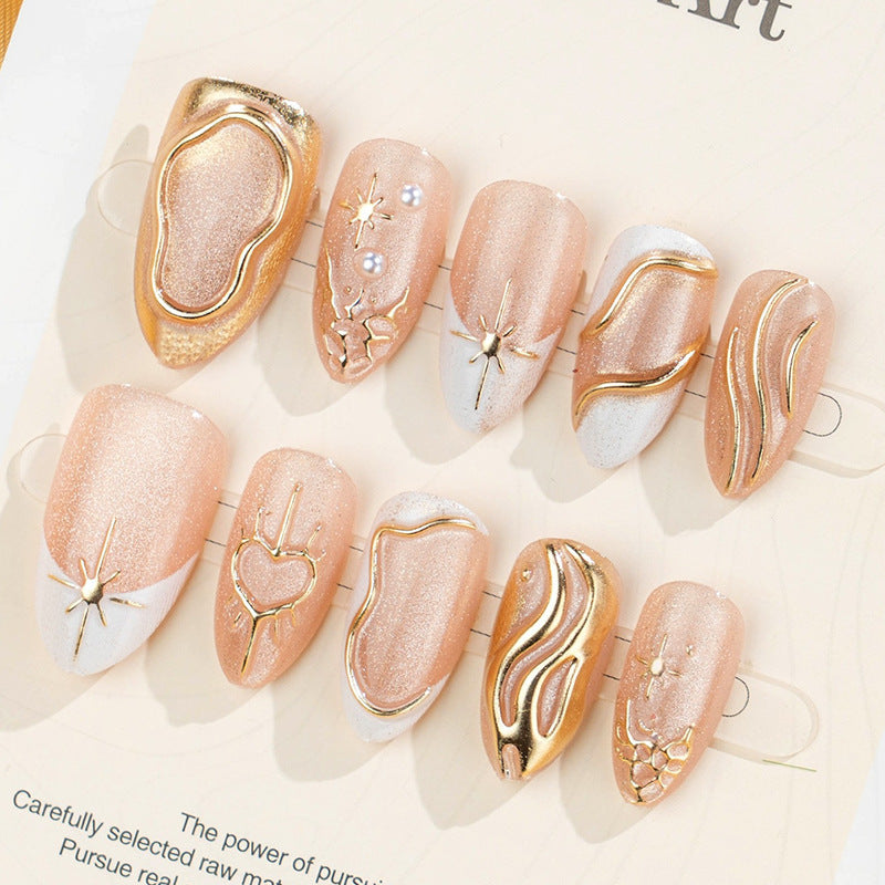 Kunstnagelset mit luxuriösen Goldakzenten Brehn