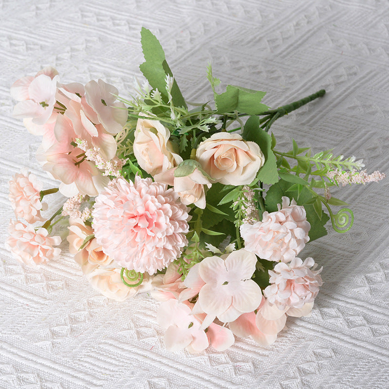 Stylischer künstlicher Blumenstrauß