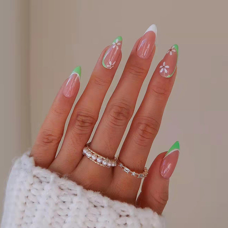 Kunstvolle Nagelkunst mit floralen Details Brehn