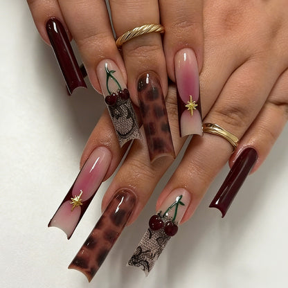 Kunstnagelset mit kreativen Designs und Glitzer Brehn
