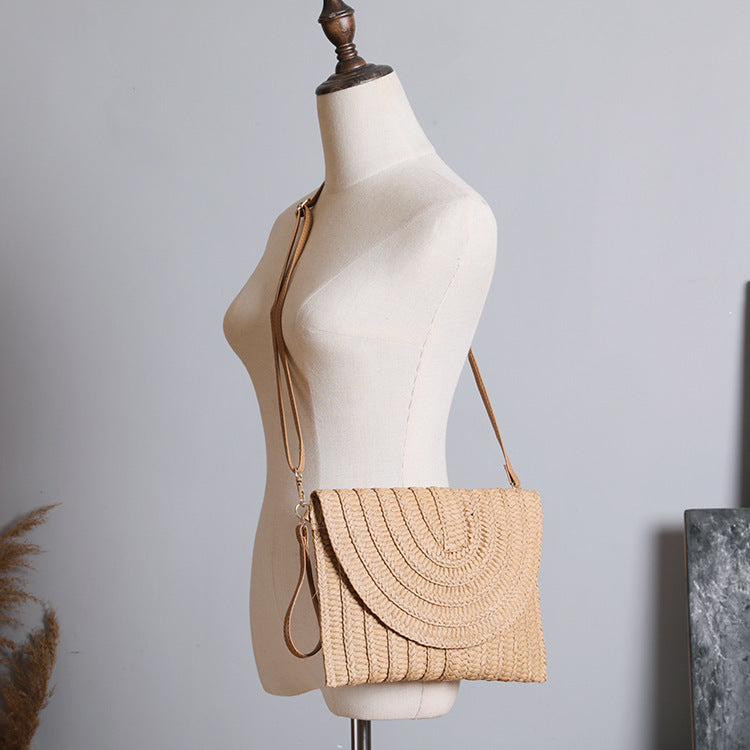 Handtasche Aus Hochwertigem Geflochtenem Bast mit Elegantem Klappenverschluss Brehn