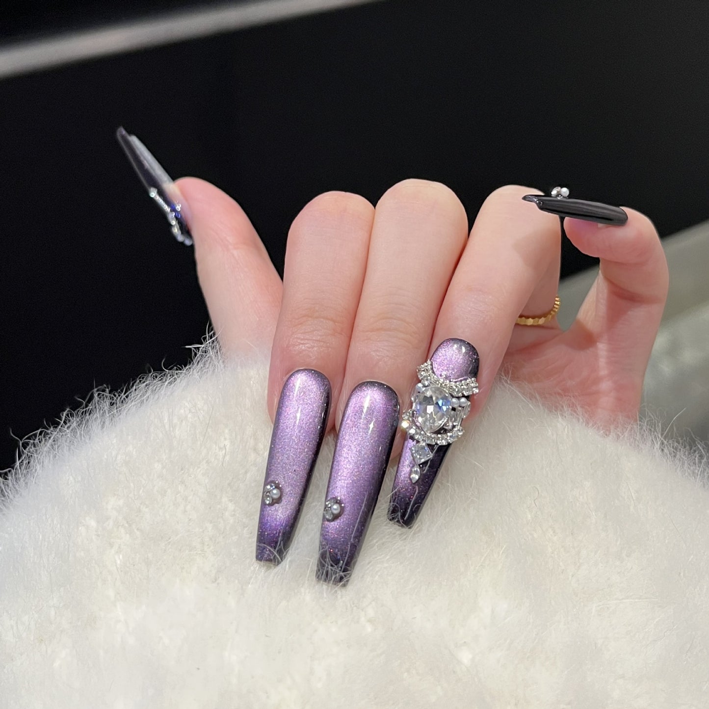 Dekoratives Press-On Nagelkunst-Set mit Edelsteinakzenten Brehn