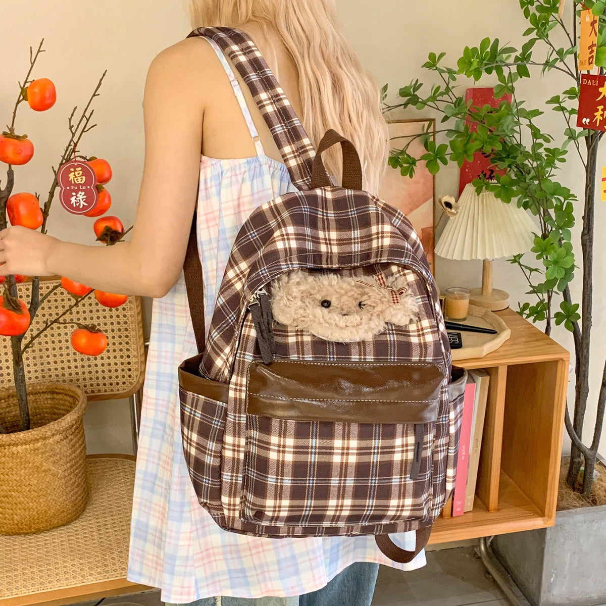 Hübscher Rucksack mit Plüsch-Charakterverzierung Brehn