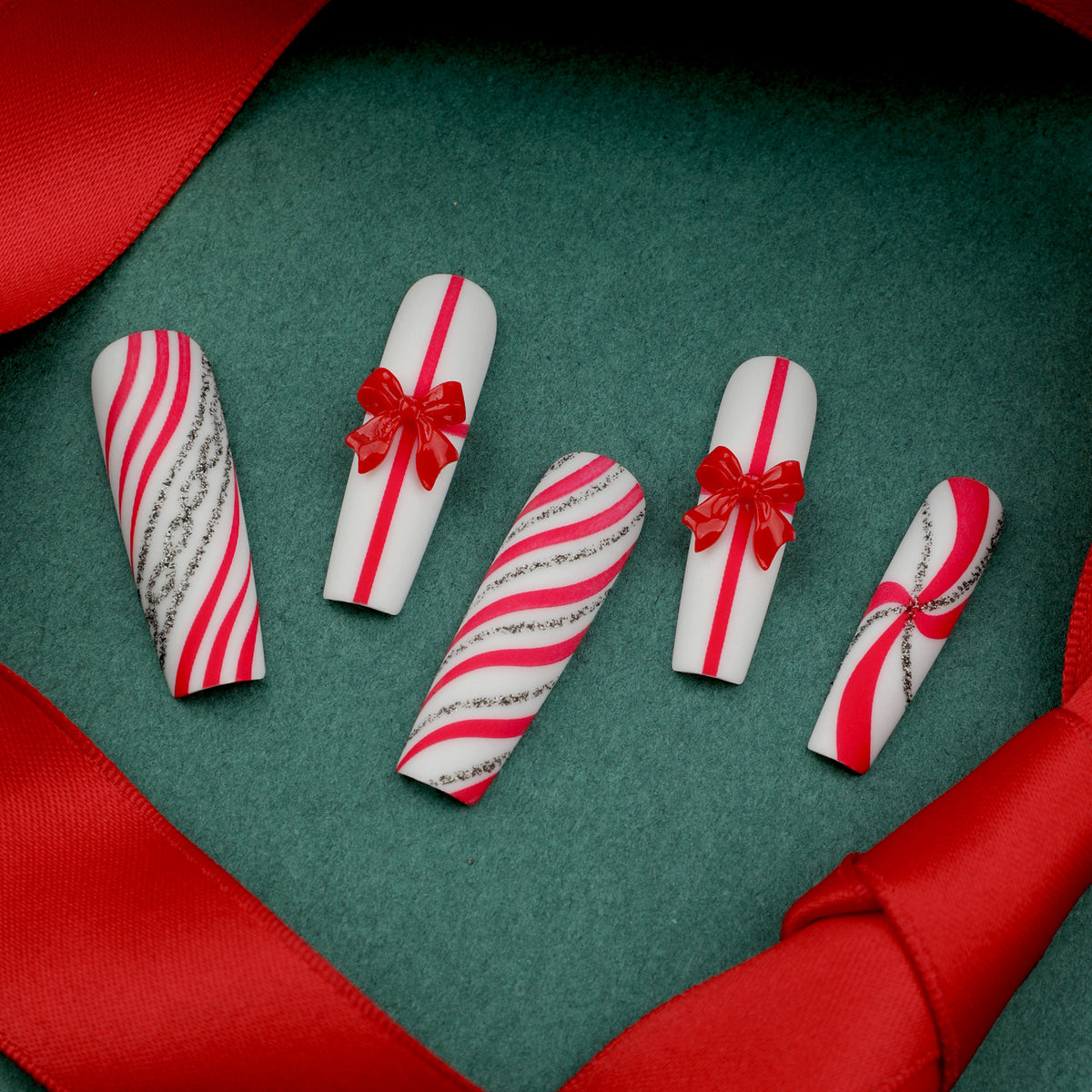 Kunstvolle Nagelkunst mit festlichen Schleifen und Weihnachtsmotiven Brehn