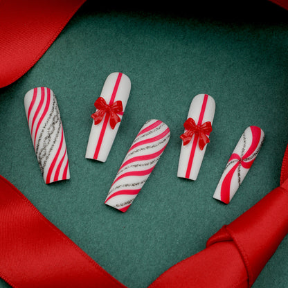 Kunstvolle Nagelkunst mit festlichen Schleifen und Weihnachtsmotiven Brehn