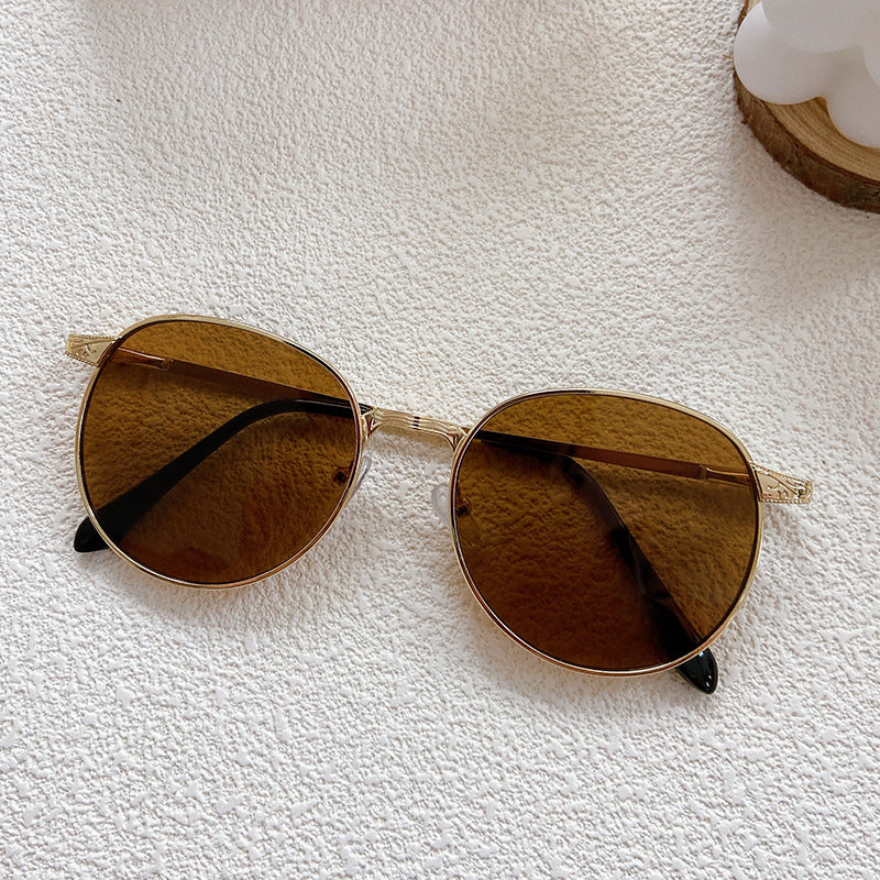 Modische Sonnenbrille mit Rundem Rahmen und Filigranem Design Brehn