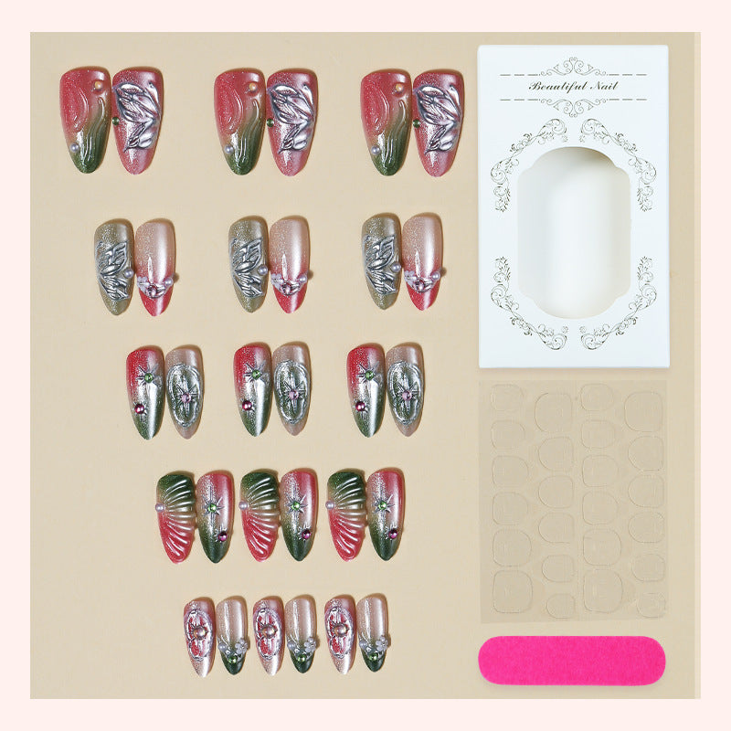 Kunstnagelset mit floralen und festlichen Verzierungen Brehn