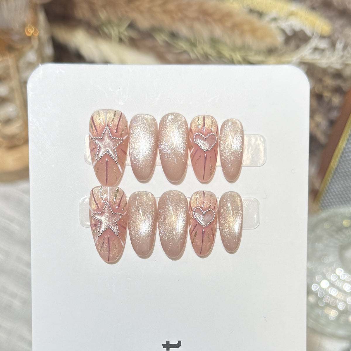 Modischer Press-On Nagelset mit glamourösen Stern- und Herzdesigns Brehn