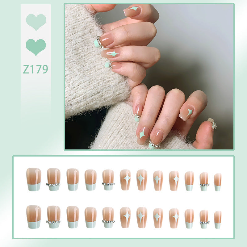 Kunstnagelset mit eleganten geometrischen Verzierungen Brehn