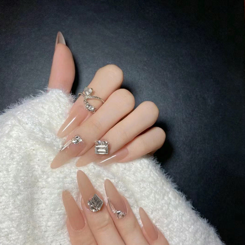Glamouröse und Elegante Kunstnägel mit Kristallakzenten Brehn