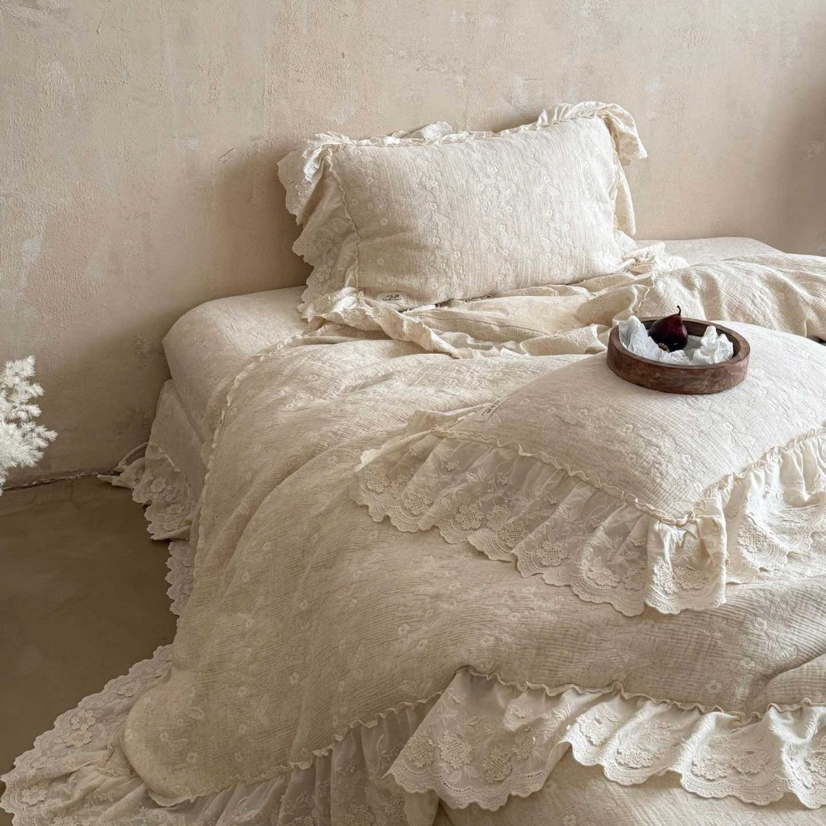 Vintage-inspirierte Rüschen-Bettwäschegarnitur aus Baumwoll‑Musselin mit feiner Blumenstickerei