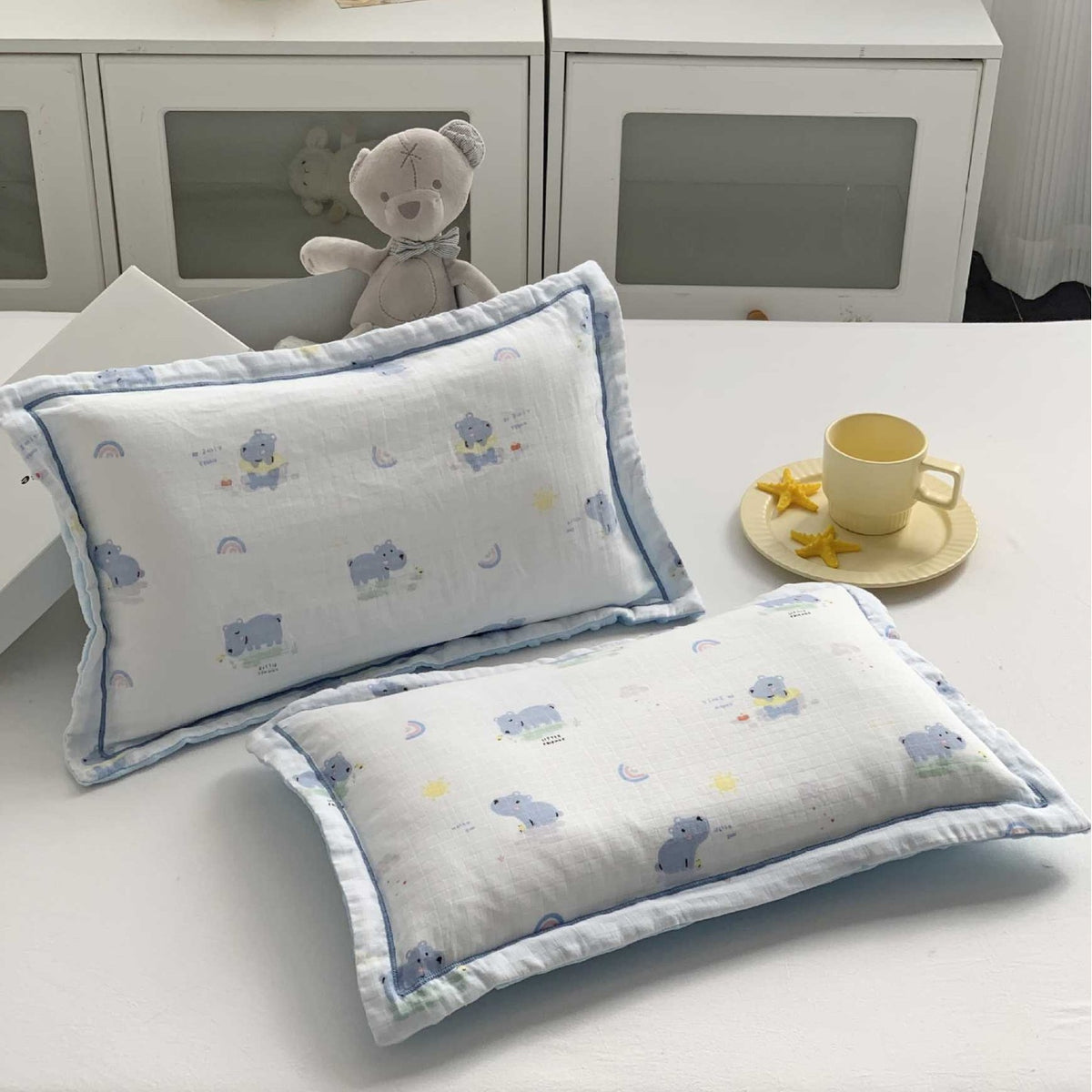 Baby Musselin Kissen Set mit Bärenmotiv & weichem Gaze-Rüschensamt