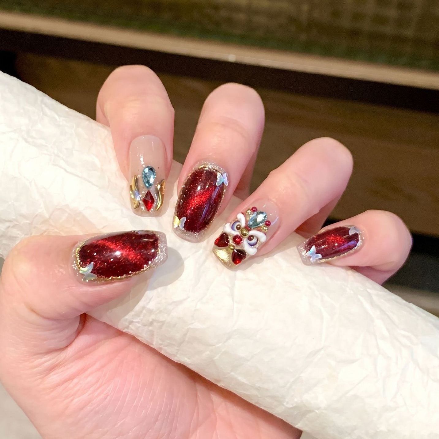 Dekorativer Press-On Nagelkunst-Kit mit Edelsteinakzenten Brehn