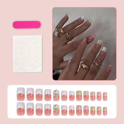 Kunstnagelset mit eleganten French-Tipps und modernen Akzenten Brehn