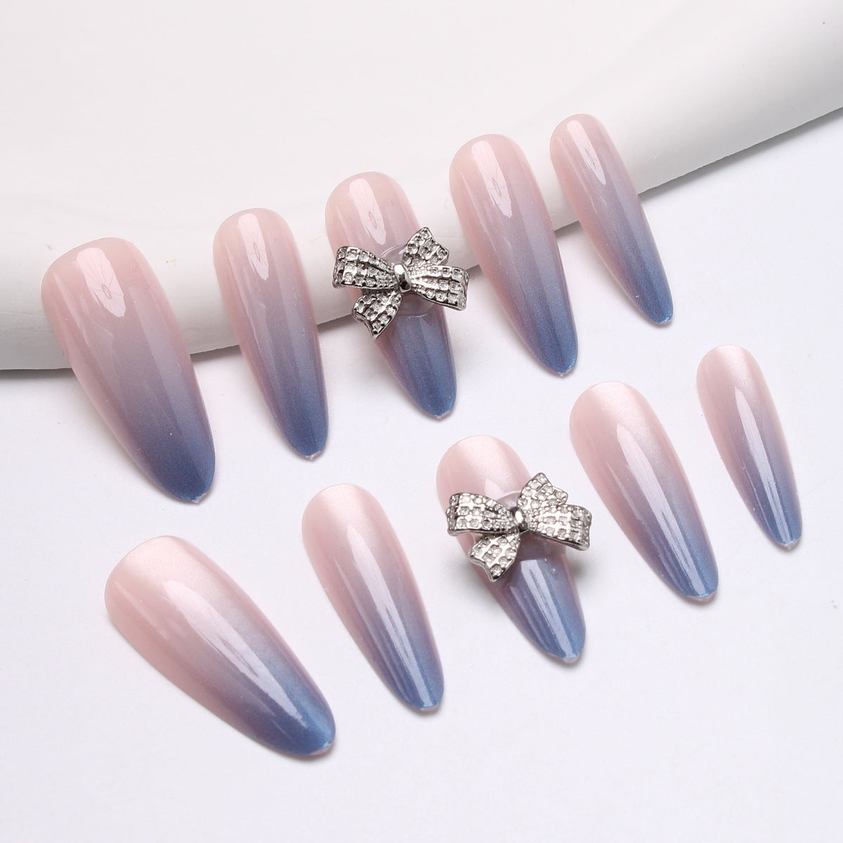 Elegante Stiletto Press-On Nägel mit Strassschleifen Brehn