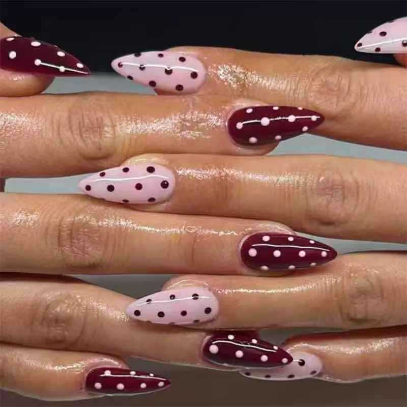Kunstnagelset mit verspieltem Punkte-Design und eleganten Akzenten Brehn