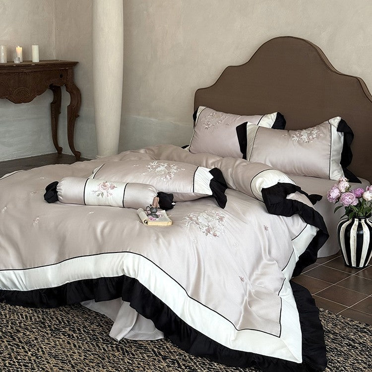 Elegante Satin-Bettwäschegarnitur mit floraler Stickrelief-Optik, Volant und kontrastierender Kedernaht