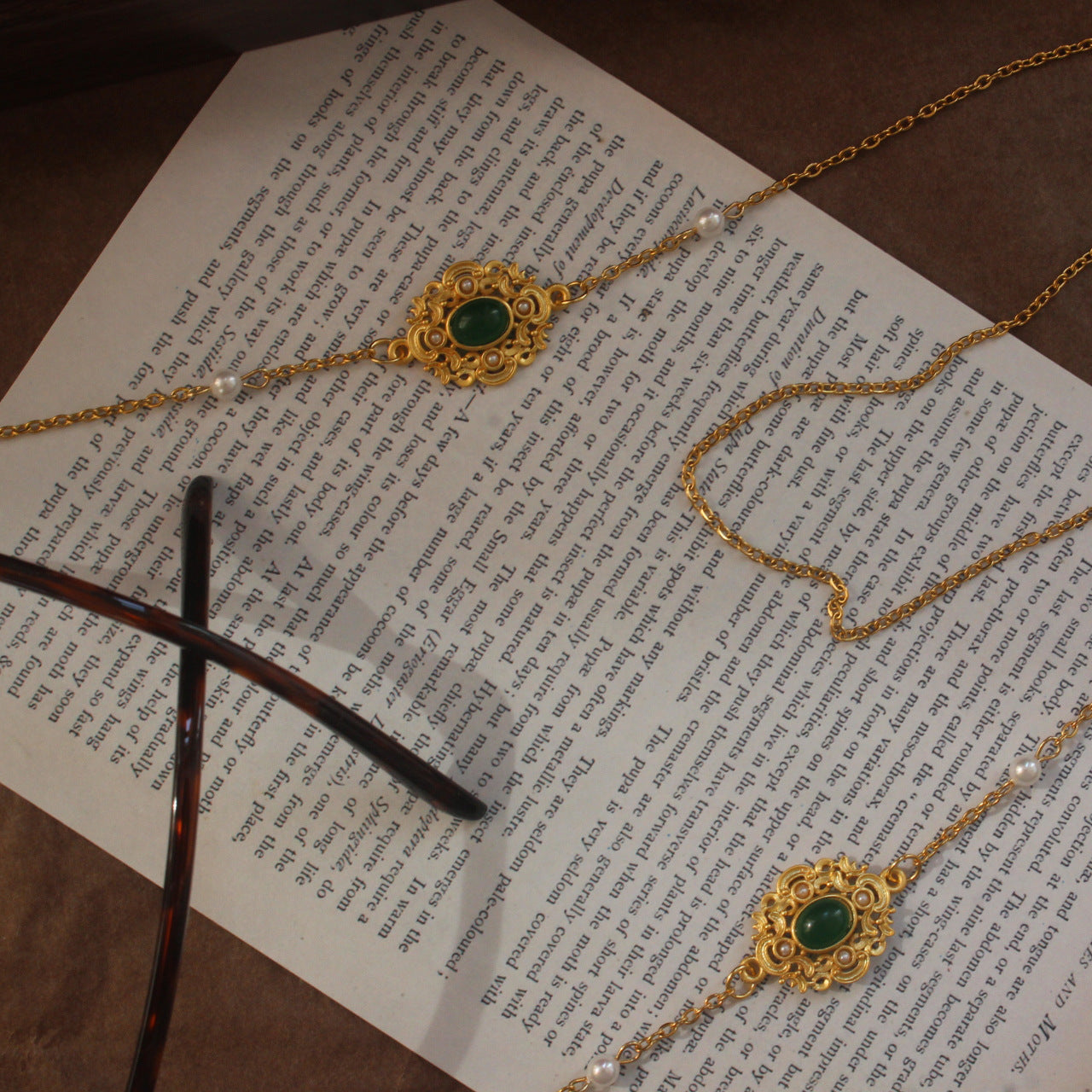 Elegante Schmuckhalterkette mit Perlen und Grüner Steindekoration Brehn