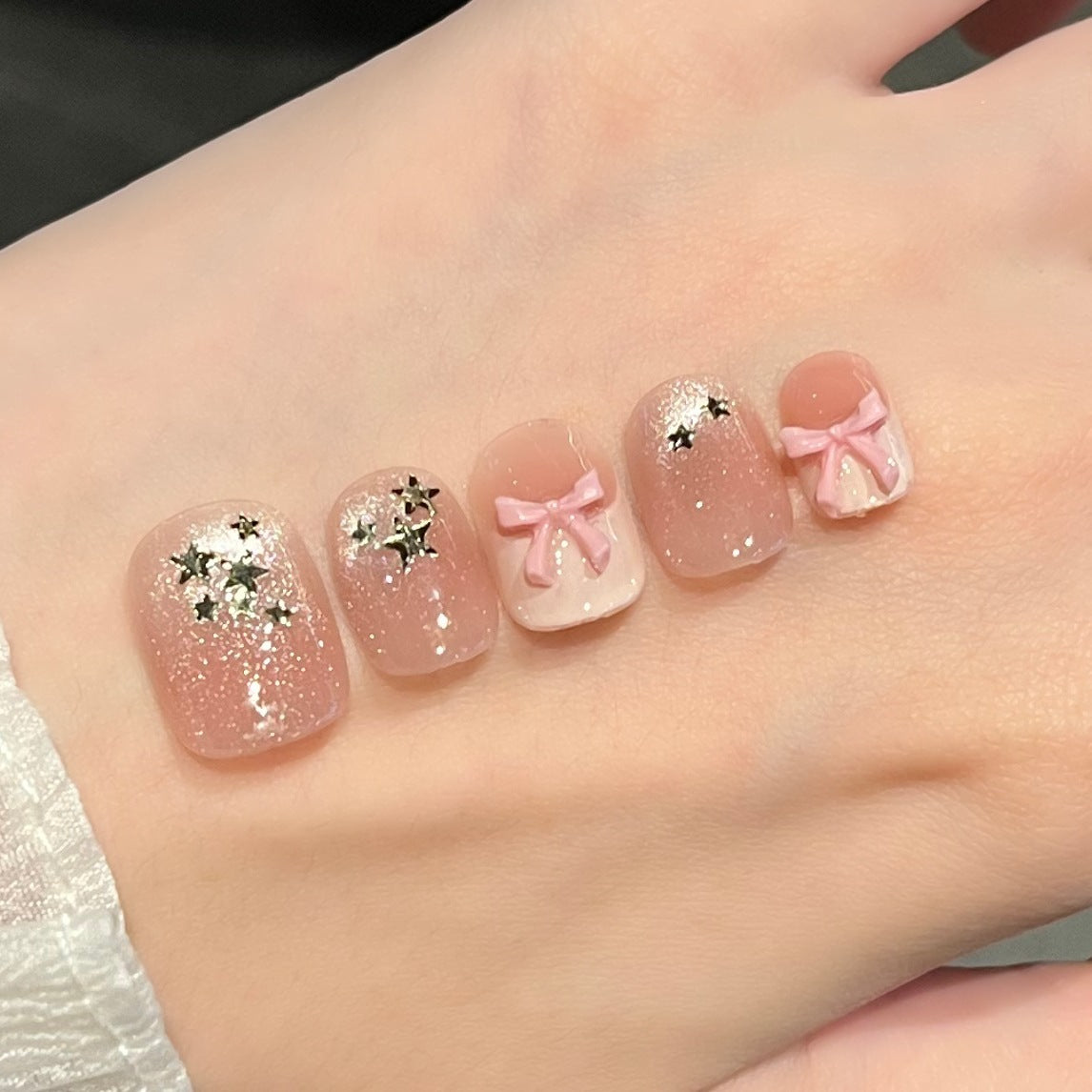 Dekorative Press-On Nagelkunst mit floralen Designs Brehn