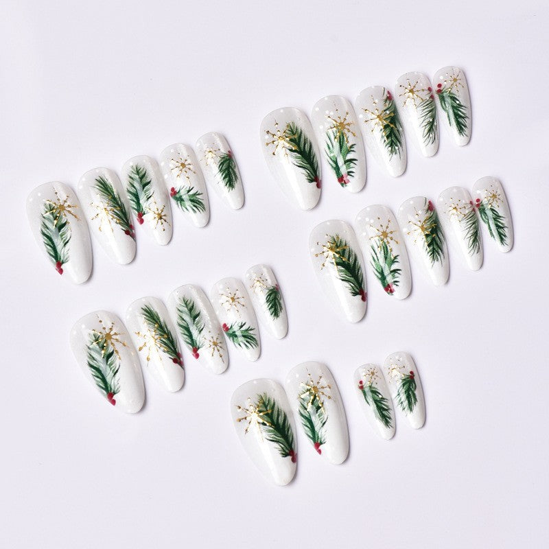 Kunstnagelset mit eleganten Weihnachtsmotiven und goldenen Akzenten Brehn