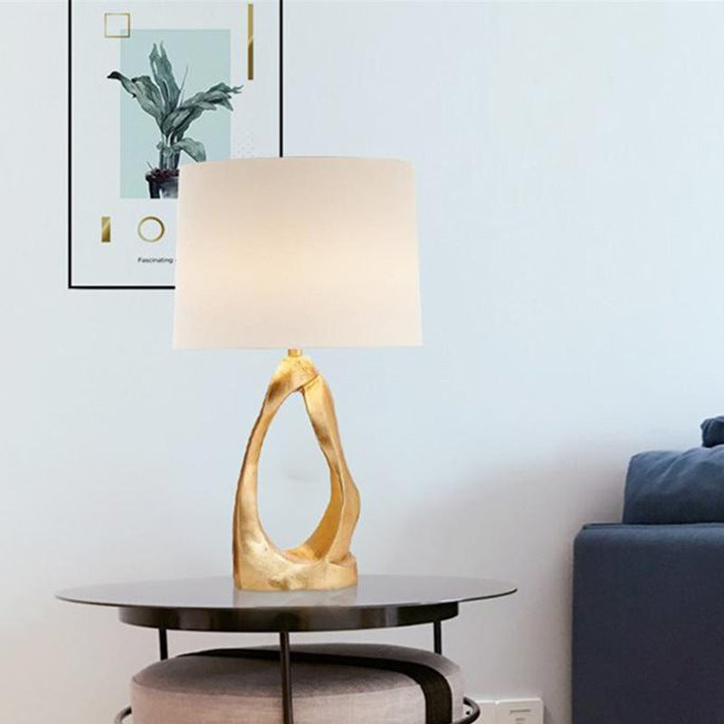 Künstlerische Tischlampe mit skulpturalem Design