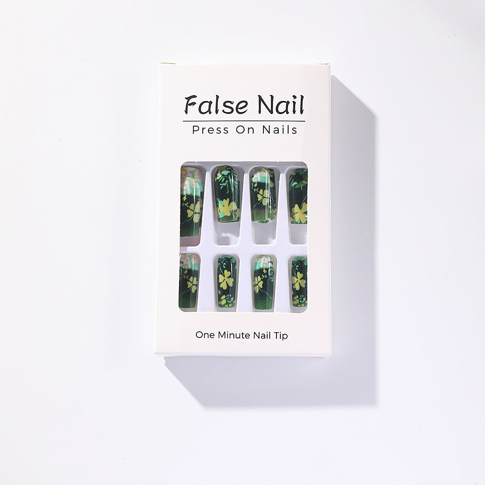 Kunstnägel im botanischen Design Brehn