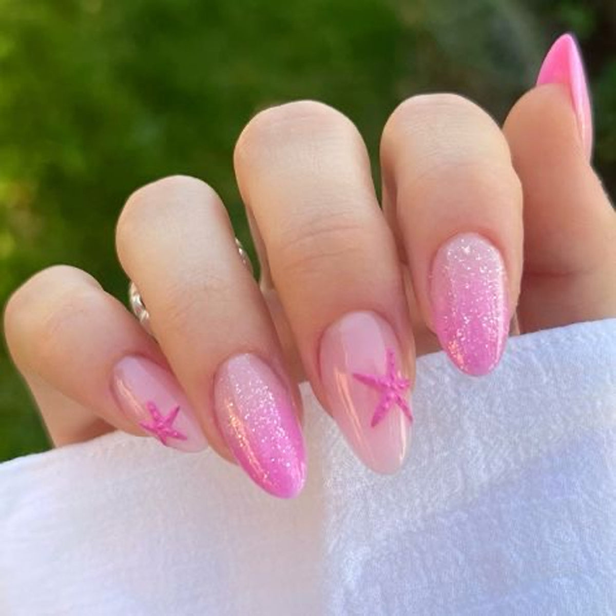 Künstliche Nagelkunst mit verspielten Punkten und Schleifen Brehn