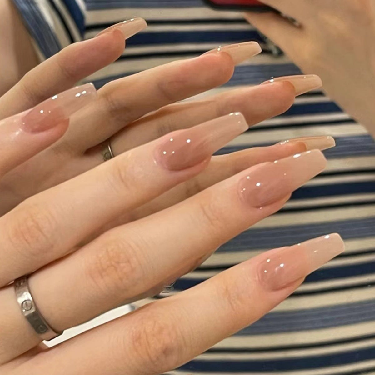 Elegante glänzende Nagelerweiterungen Brehn